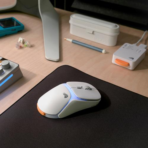 Glorious Gaming - draadloze gamingmuis Model O3 - Uitwisselbaar InfinitePlay-batterijsysteem, 8k polling, 130M click optische schakelaars, licht gewicht van 66 g, 30K DPI optische sensor, RGB - Wit - Image 3